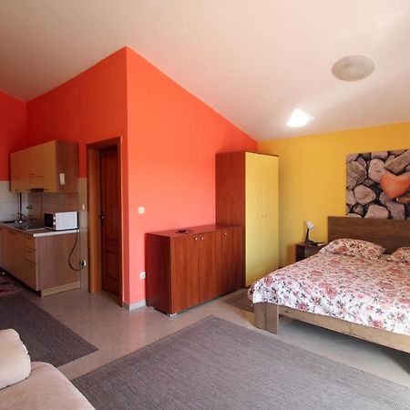 Studio Apartment Aniko Premantura Esterno foto
