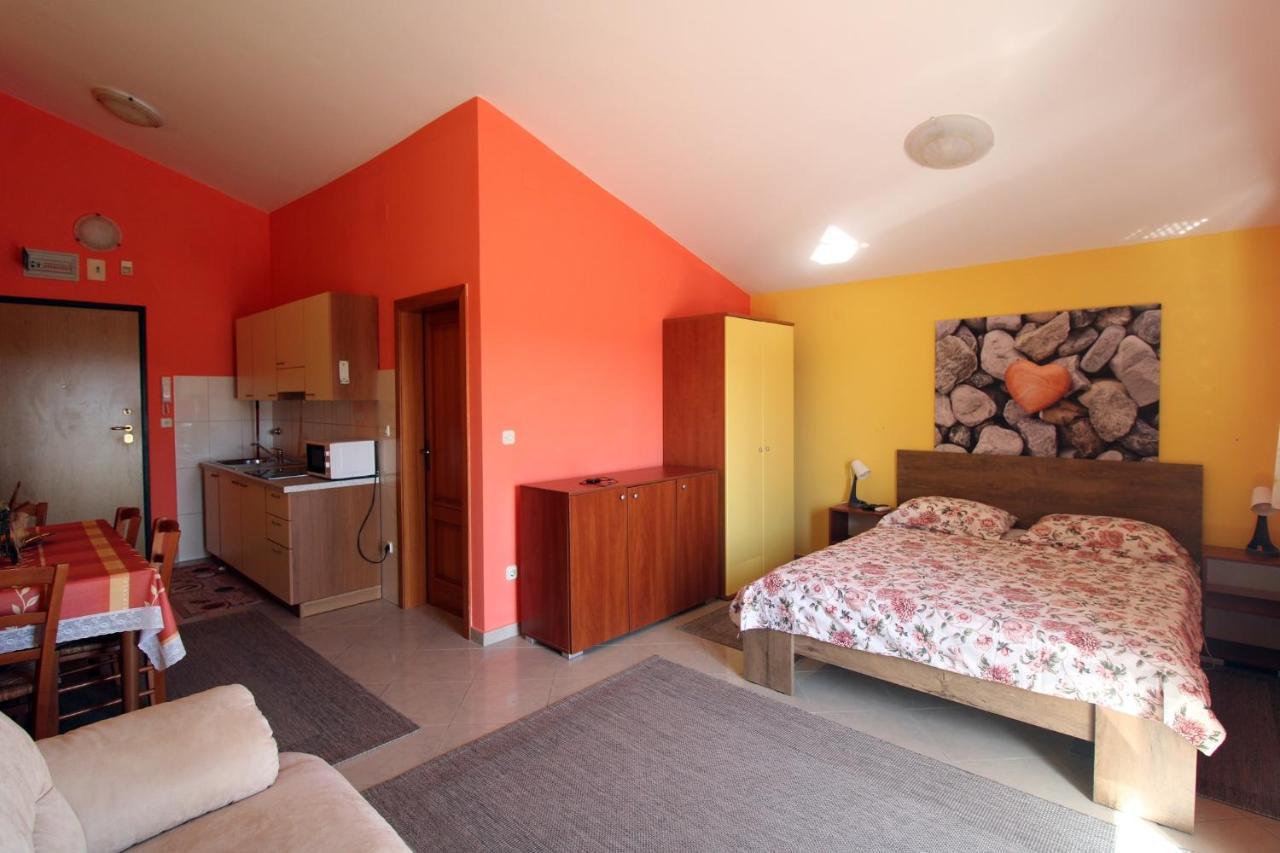 Studio Apartment Aniko Premantura Esterno foto