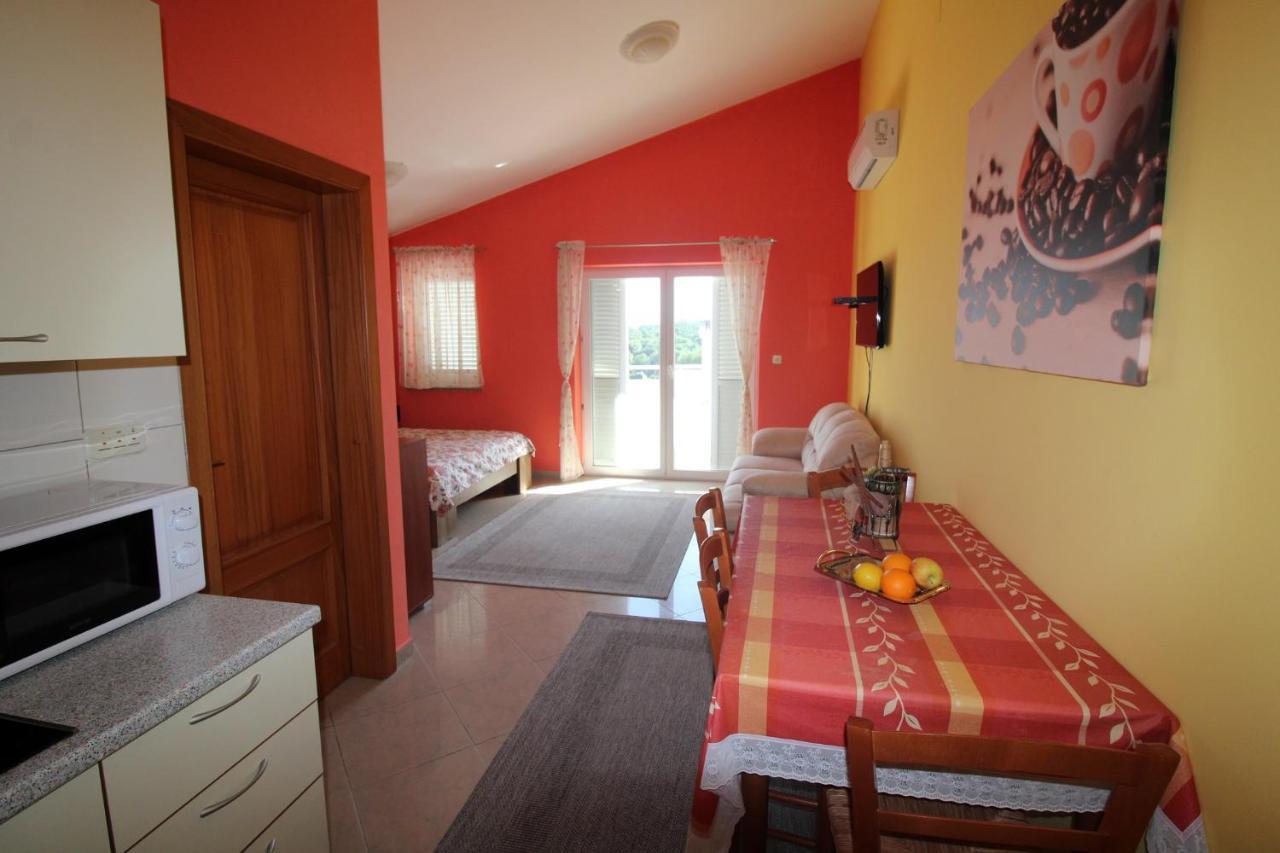 Studio Apartment Aniko Premantura Esterno foto